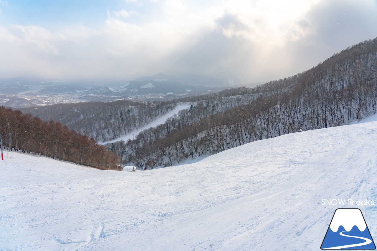 札幌藻岩山スキー場｜藻岩山の山頂に架かる『第2トリプルリフト』は、明日が今季の運行最終日…。ということで、いざ乗り納めにGo～(^^♪